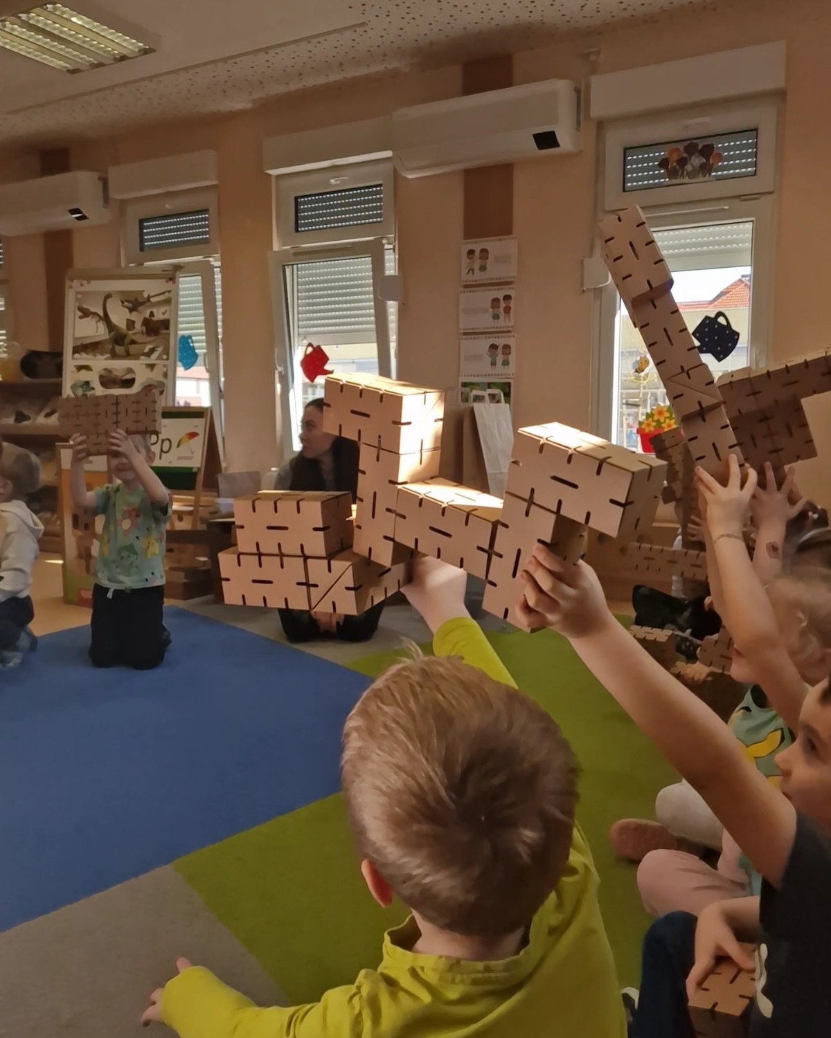 Warsztaty dla szkół, przedszkoli, na półkolonie - z klockami Cardblocks lub z drewnem osikowym 